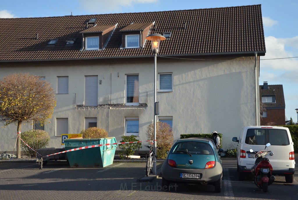 Arbeiter stuerzt mit Balkon ab Koeln Porz Zuendorf Westfeldgasse P20.JPG - Miklos Laubert